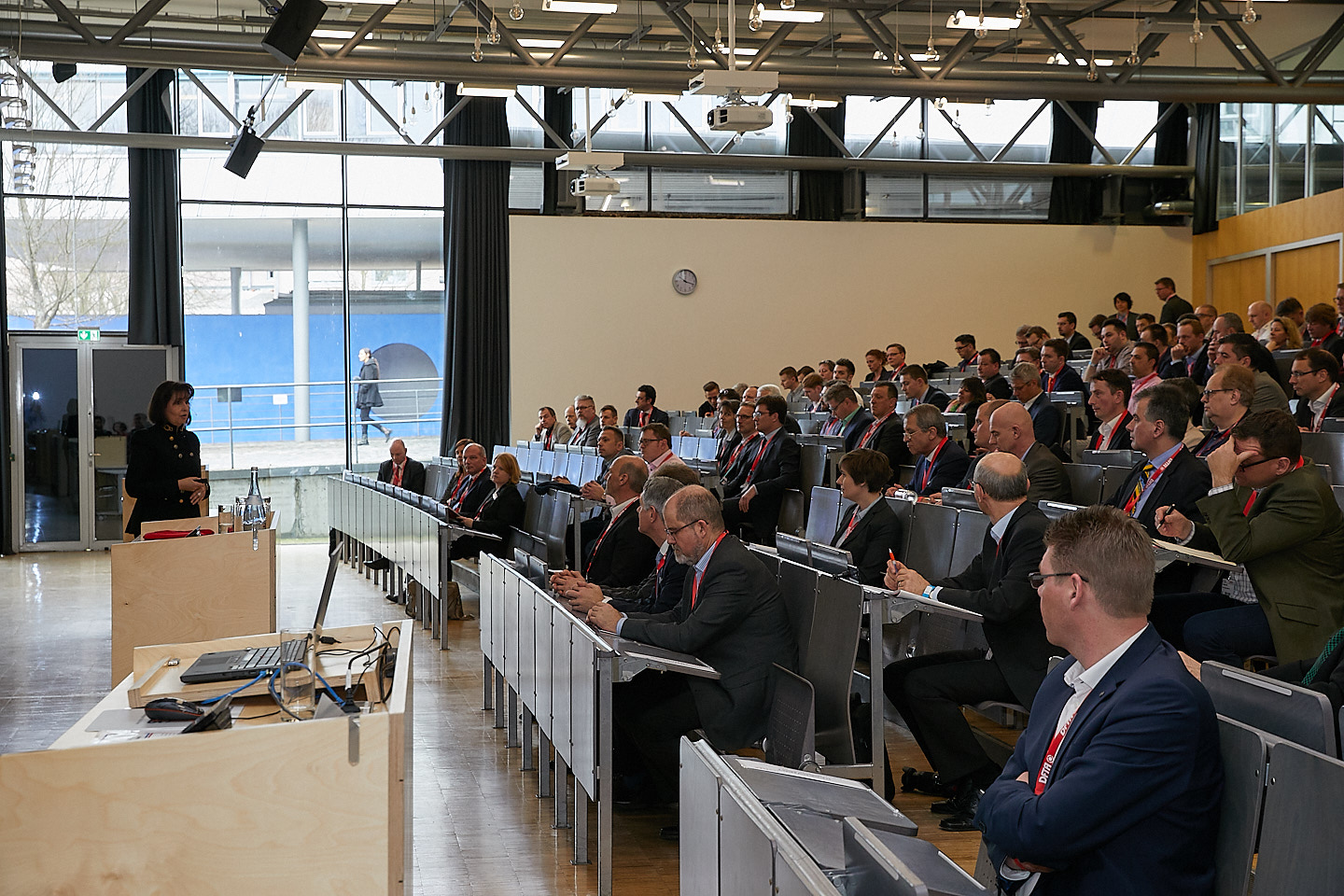 Prof. Dr. Jutta Rump, Direktorin des Instituts für Beschäftigung und Employability (IBE), erläutert den Besuchern der ProFlex, wie wichtig gut ausgebildetes Personal für den Unternehmenserfolg ist
