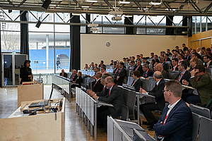 Prof. Dr. Jutta Rump, Direktorin des Instituts für Beschäftigung und Employability (IBE), erläutert den Besuchern der ProFlex, wie wichtig gut ausgebildetes Personal für den Unternehmenserfolg ist